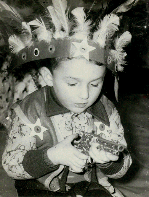 Ainsi qu'en t&eacute;moigne cette photographie, le po&egrave;te exer&ccedil;a dans les ann&eacute;es 1960 la fonction de sh&eacute;riff, mais cela sur un mode consensuel puisqu'arborant conjointement coiffe indienne et gilet de cowboy par-dessus une esp&egrave;ce de polo o&ugrave; se d&eacute;couvrent quelques skieurs...